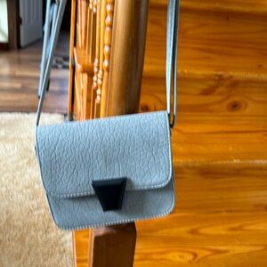 Small shoulder bag.